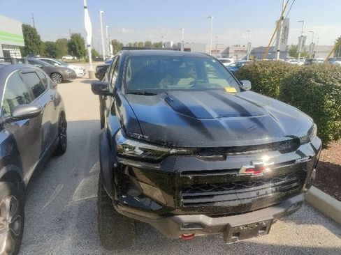 Used 2025 Chevrolet Colorado ZR2 w/ Midnight Edition AWD/4WD image 18