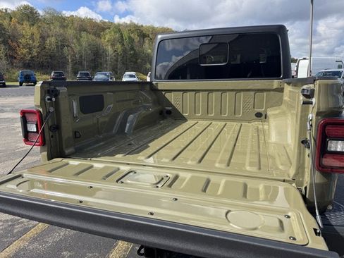 New 2025 Jeep Gladiator Sport image 5