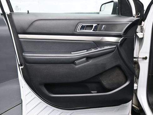 Used 2018 Ford Explorer XLT AWD/4WD image 10