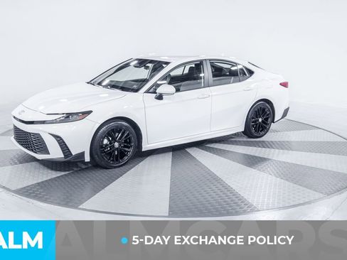 Used 2025 Toyota Camry SE image 3