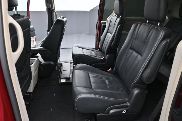 Used 2016 Chrysler Town & Country Touring w/ Driver Convenience Group FWD image 19