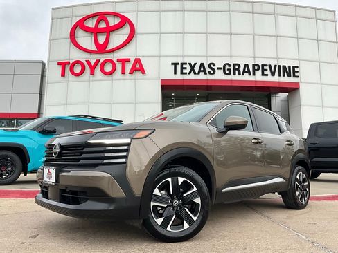 Used 2025 Nissan Kicks SV image 2