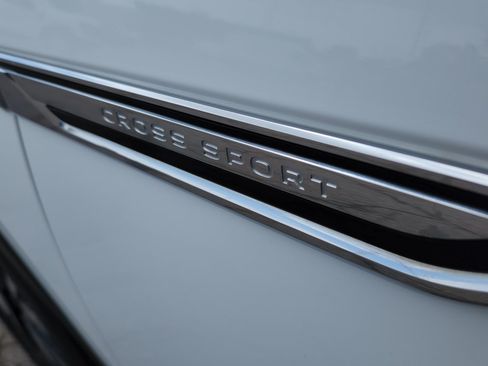 Used 2022 Volkswagen Atlas Cross Sport SE FWD image 17