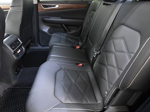 Used 2025 Volkswagen Atlas SE AWD/4WD image 8