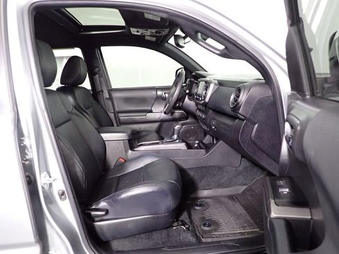 Used 2023 Toyota Tacoma TRD Off-Road w/ TRD Premium Off Road Package image 35