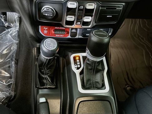 Used 2025 Jeep Gladiator Mojave w/ Technology Group AWD/4WD image 11