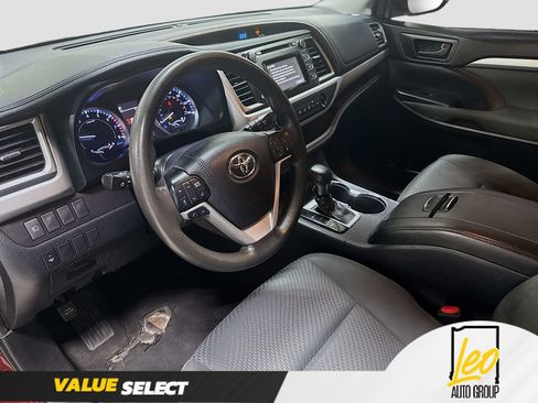 Used 2019 Toyota Highlander LE FWD image 11