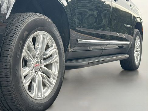 Used 2024 GMC Yukon XL SLT w/ SLT Luxury Package image 16