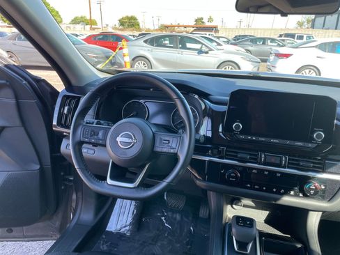 Used 2025 Nissan Pathfinder SV AWD/4WD image 36