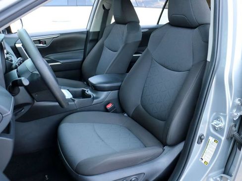 Used 2025 Toyota RAV4 XLE AWD/4WD image 18