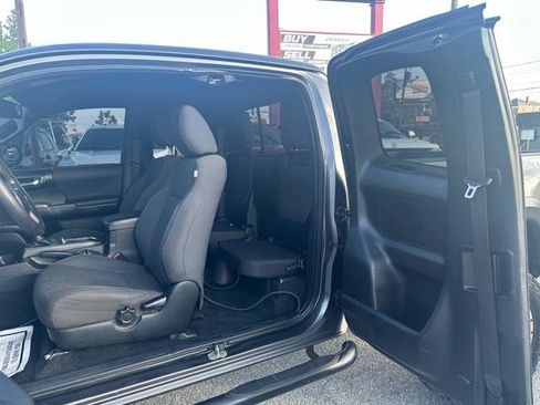 Used 2017 Toyota Tacoma TRD Off-Road w/ Tow Package AWD/4WD image 13