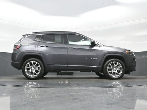 Used 2024 Jeep Compass Latitude AWD/4WD image 32