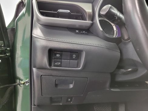 Used 2023 Toyota Highlander XLE AWD/4WD image 10