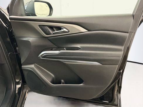 Used 2025 Chevrolet Traverse LT image 35