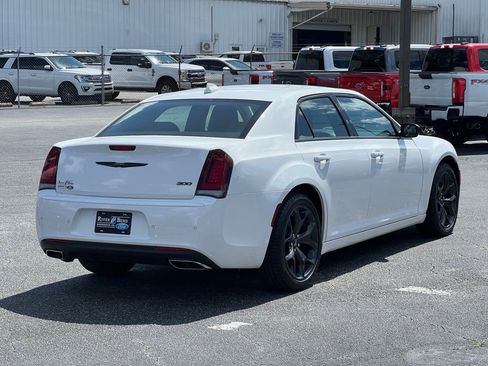 Used 2023 Chrysler 300 Touring w/ Safetytec Plus Group RWD image 6