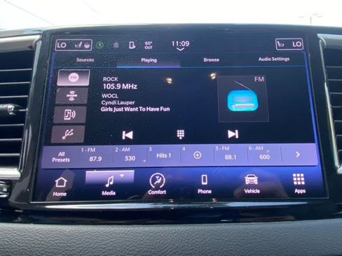 Used 2023 Chrysler Pacifica Touring-L image 21