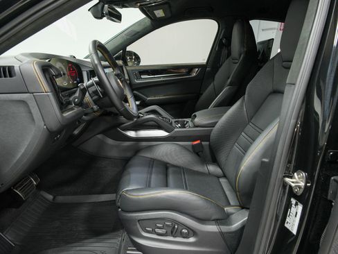 Used 2024 Porsche Cayenne Turbo GT image 92