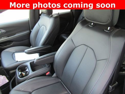 Used 2026 Chrysler Pacifica Select FWD image 13