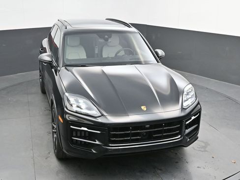 New 2025 Porsche Cayenne GTS image 39