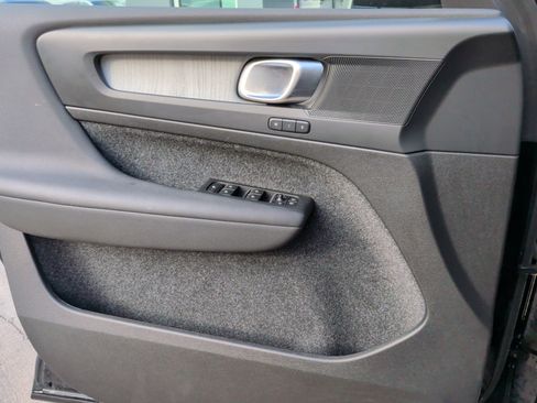 Used 2025 Volvo XC40 B5 Core image 29