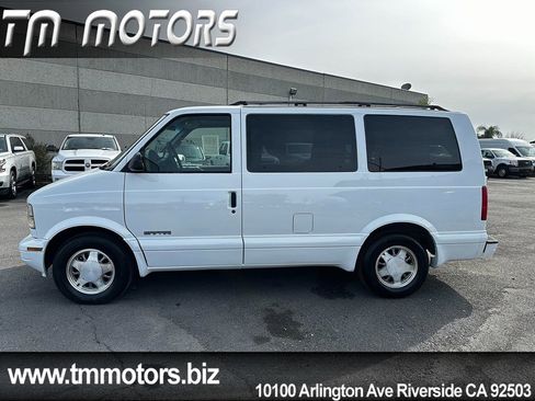 Used 2000 GMC Safari Ext w/ Sle Marketing Option Pkg 2 image 3