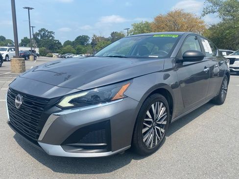 Used 2024 Nissan Altima 2.5 SV FWD image 3