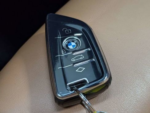 Used 2021 BMW 750i xDrive w/ Luxury Rear Seating Package image 25