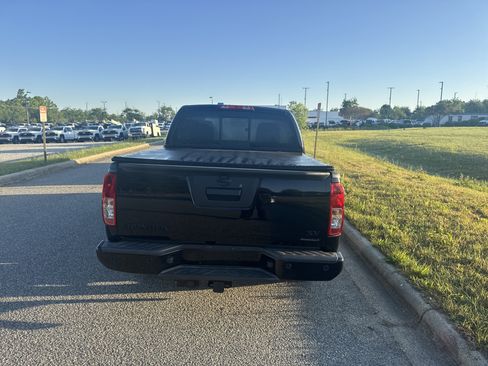 Used 2021 Nissan Frontier SV w/ Midnight Edition Floor Mats image 9