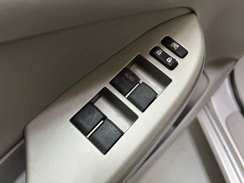 Used 2013 Toyota Corolla LE image 32