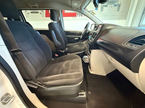 Used 2018 Dodge Grand Caravan SE w/ UConnect Hands-Free Group image 14