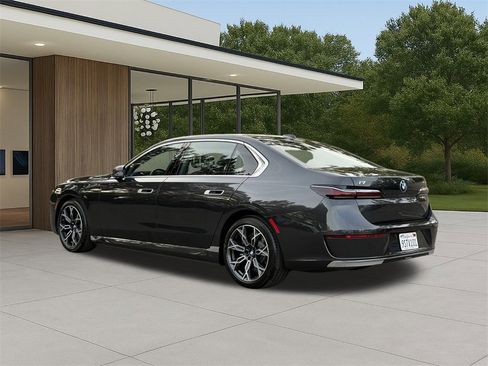 Used 2025 BMW i7 eDrive50 image 11