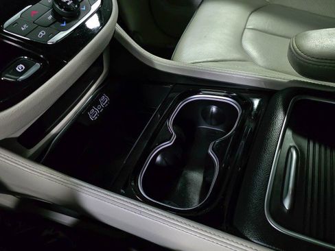 Used 2021 Chrysler Pacifica Limited image 32