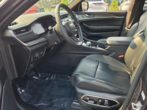 Used 2025 Jeep Grand Cherokee Overland w/ Luxury Tech Group IV AWD/4WD image 14