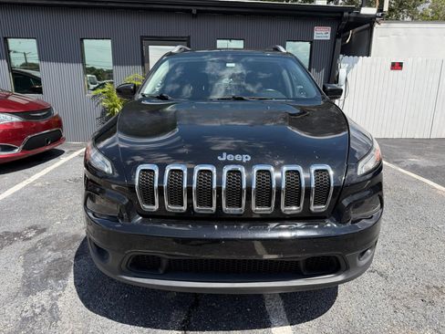 Used 2017 Jeep Cherokee Latitude w/ Safety/Convenience Group FWD image 2