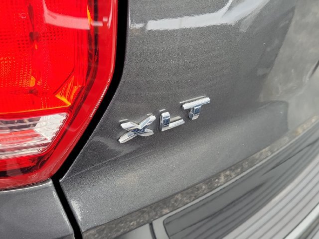 Used 2018 Ford Explorer XLT w/ Equipment Group 202A FWD image 5