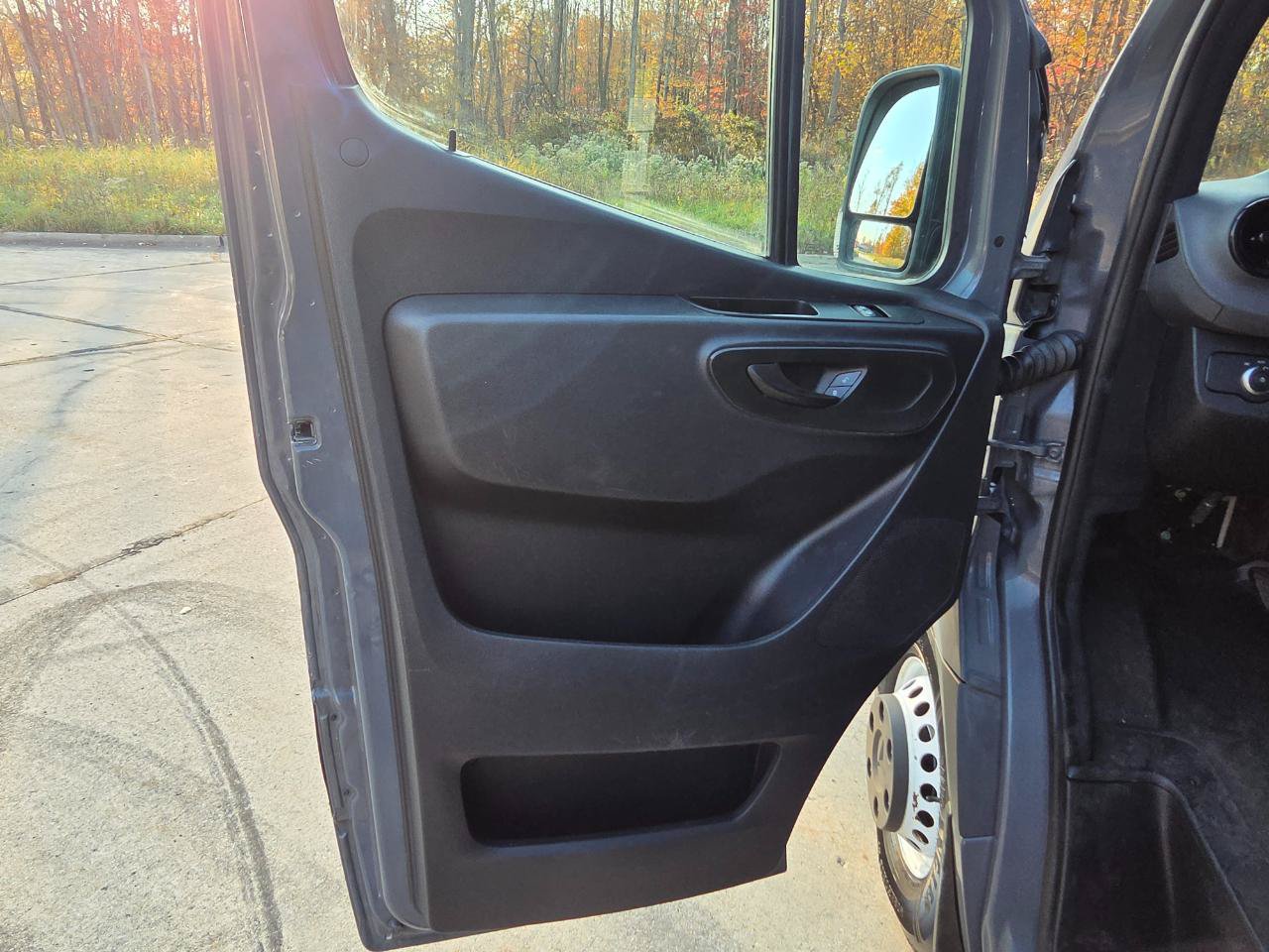 Used 2019 Freightliner Sprinter 144 RWD image 17