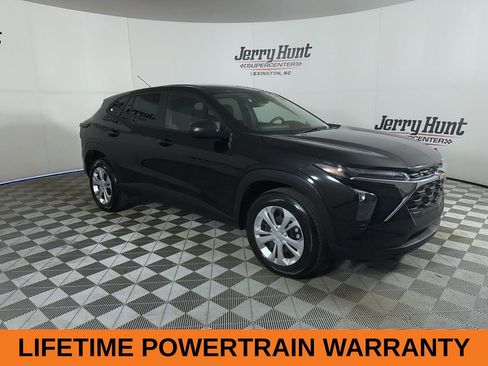 Used 2025 Chevrolet Trax LS image 4