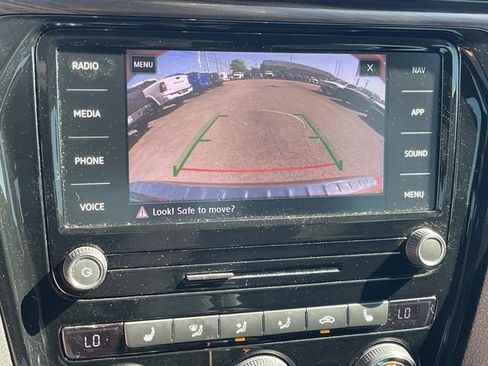 Used 2022 Volkswagen Passat 2.0T FWD image 31