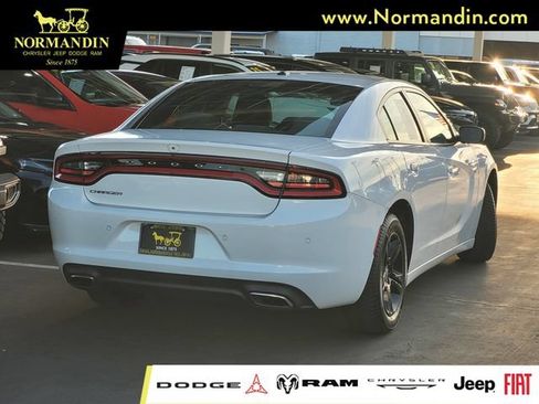 Used 2019 Dodge Charger SXT RWD image 3