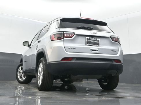 Certified 2025 Jeep Compass Latitude image 32