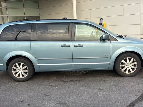 Used 2009 Chrysler Town & Country Touring FWD image 31