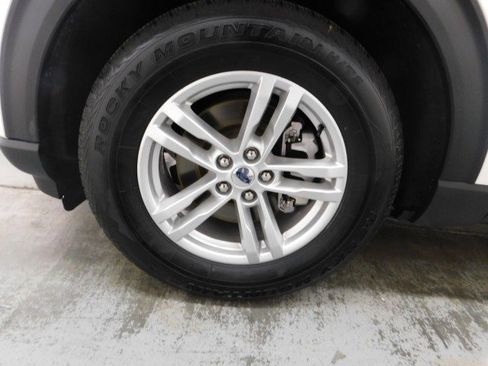 Used 2022 Ford Explorer XLT w/ Equipment Group 202A image 10