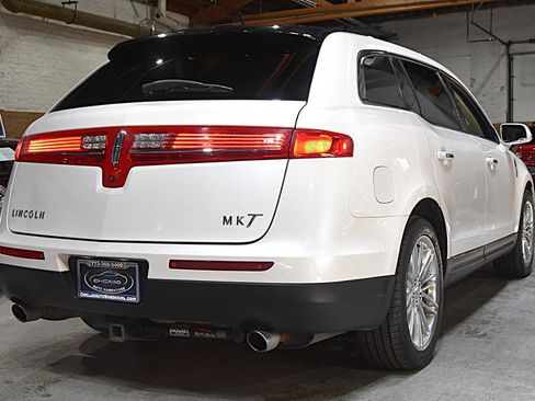 Used 2019 Lincoln MKT AWD image 4