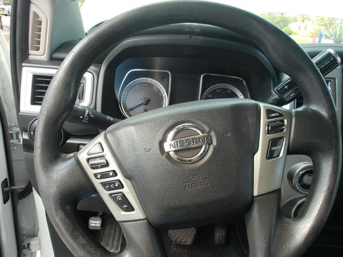 Used 2018 Nissan Titan SV AWD/4WD image 16
