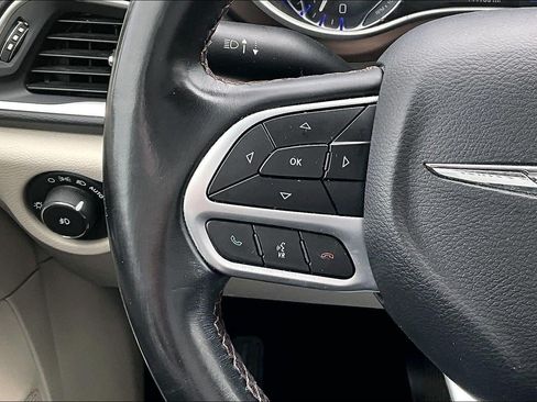 Used 2018 Chrysler Pacifica Touring-L FWD image 17