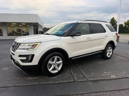 Used 2016 Ford Explorer XLT w/ Equipment Group 202A FWD image 3