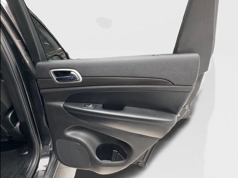 Used 2018 Jeep Grand Cherokee Laredo AWD/4WD image 27