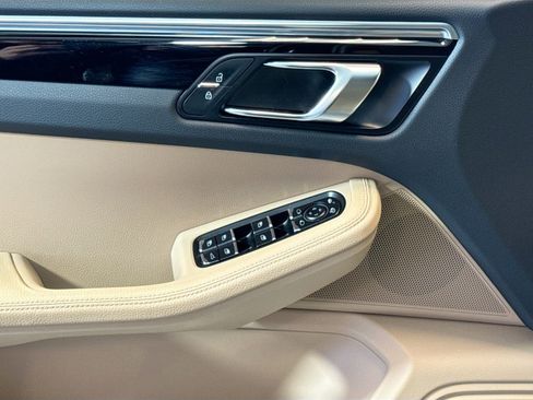 Used 2021 Porsche Macan image 11