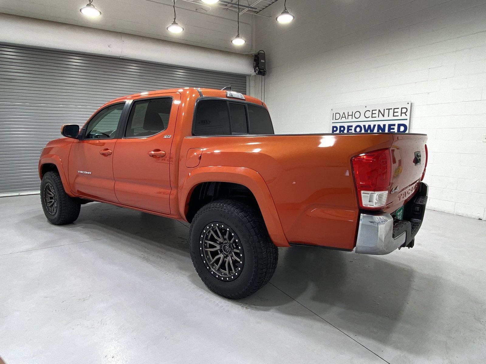 Used 2017 Toyota Tacoma SR5 w/ Tow Package AWD/4WD image 6