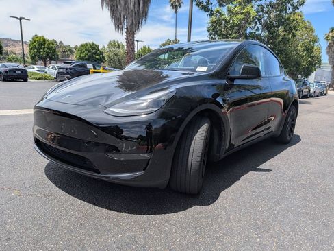Used 2024 Tesla Model Y Long Range AWD/4WD image 4